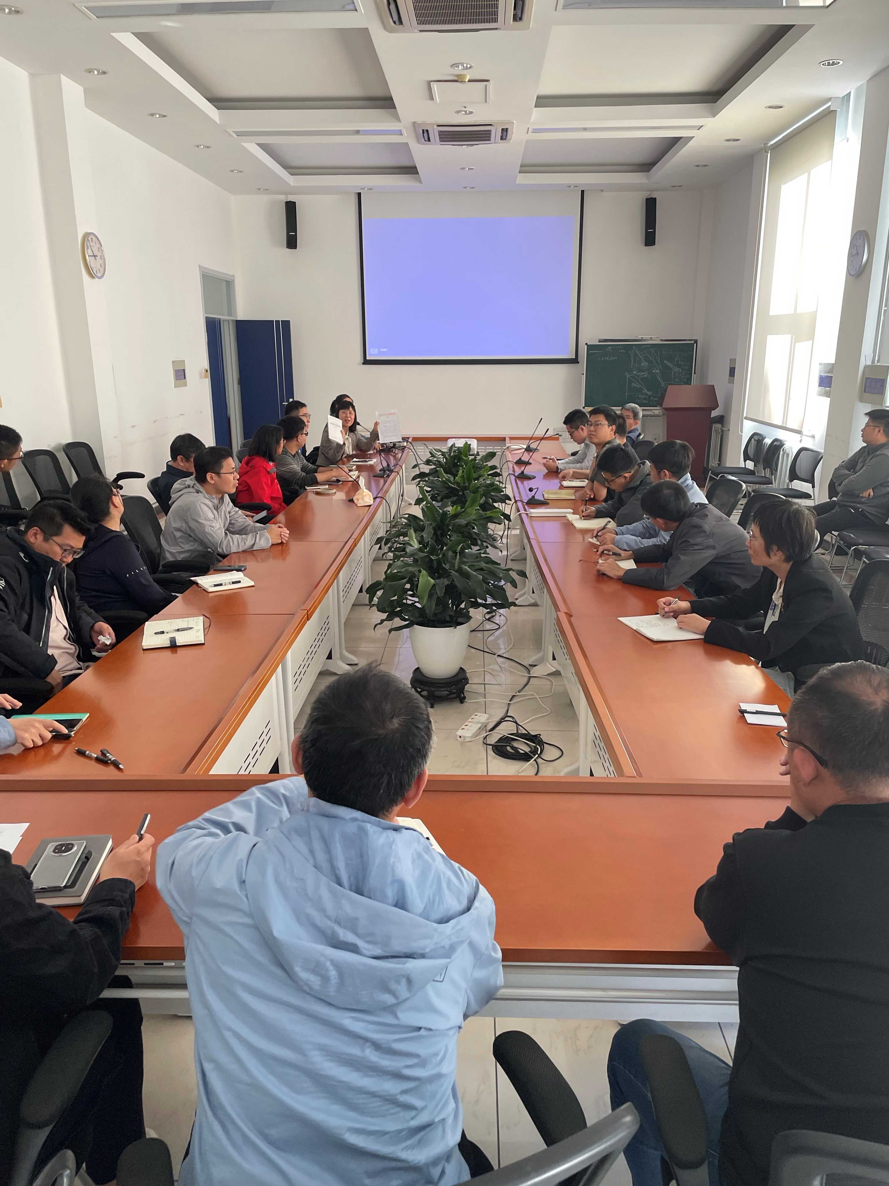 十室直属党支部开展集体学习违纪违法典型案例的党课学习会