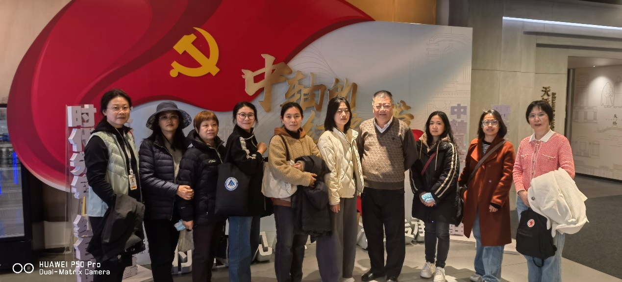 十室妇女小组组织“领略中轴风范，感悟文化传承”中轴线健步行活动