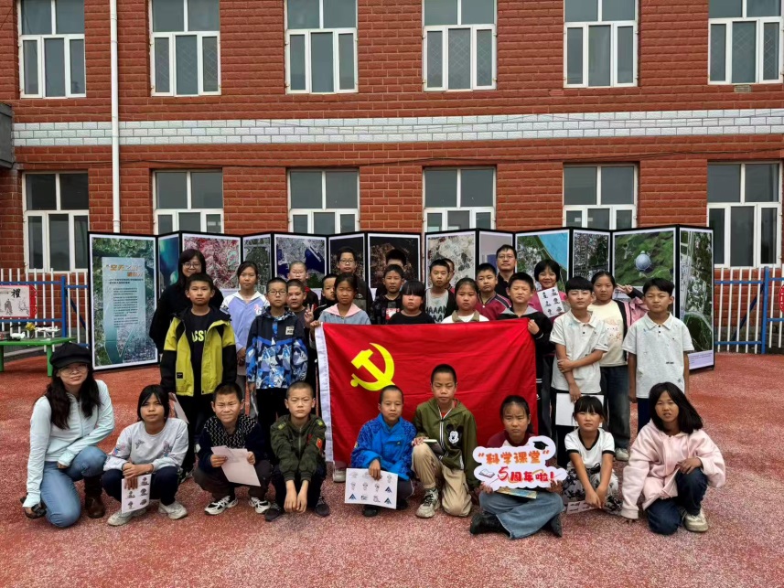 空天院办公室党支部、二室党总支联合开展科学课堂“开学第一课”